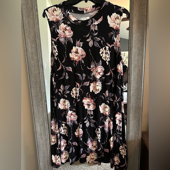 Maurice’s sleeveless dress. Lays really nice on! Beautiful flowers. Size 3X. - Picture 1 of 8